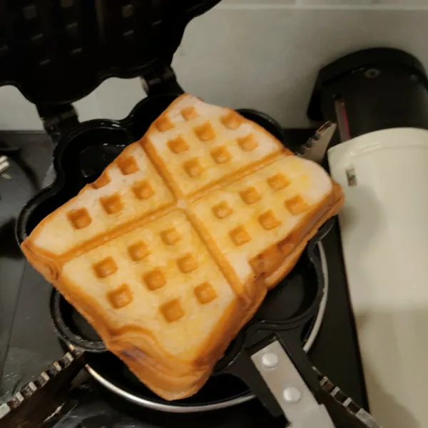Bolak-balik pan waffle hingga kedua sisi garing dan kecokelatan.