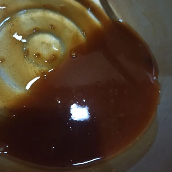 Buat saus gula merah, campur semua bahan. Aduk hingga gula larut.