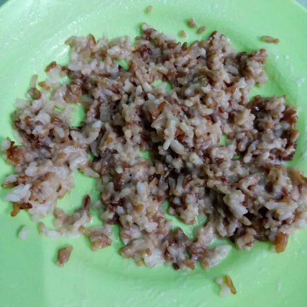 Campur nasi dengan tepung terigu, air, dan gula palm.