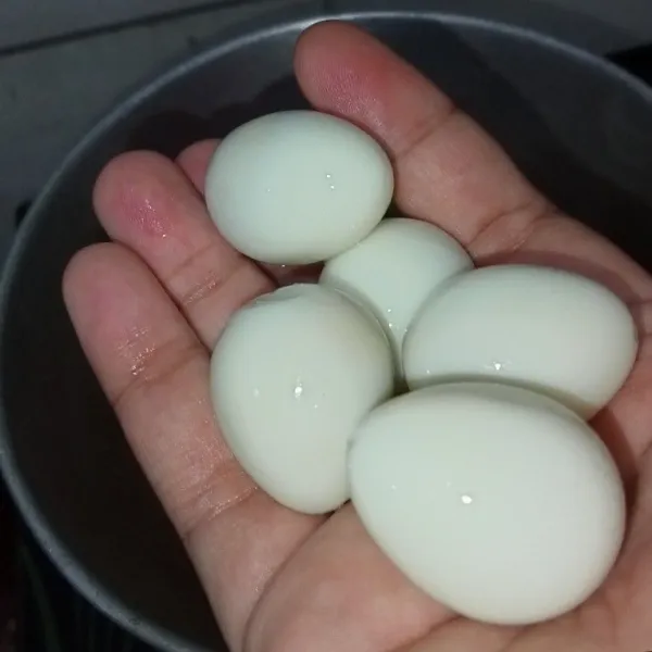 Masukkan telur kedalam bumbu dan tambahkan kecap