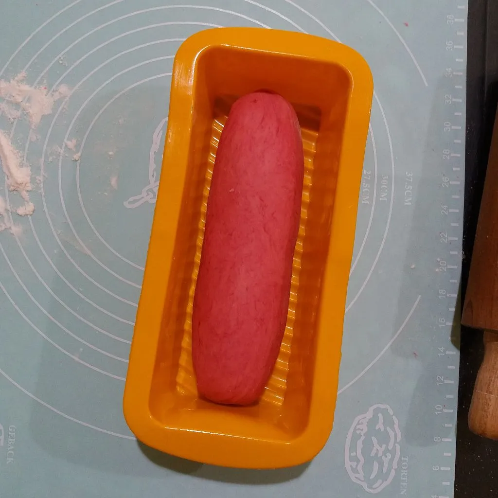 Step 5 Roti Gulung Kukus Merah Putih