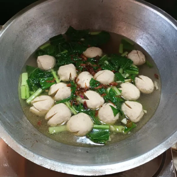 Tambahkan bawang goreng dan siap disajikan.