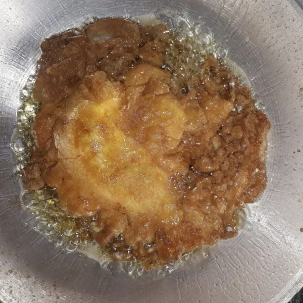 Balik telur goreng sebentar hingga kedua sisi matang, lalu angkat dan tiriskan. Kemudian sajikan.