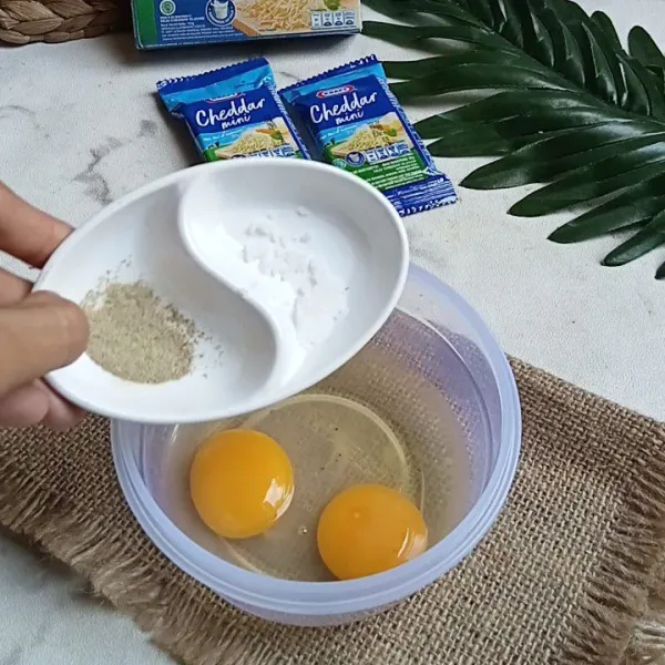 Campurkan telur dengan garam dan lada bubuk.