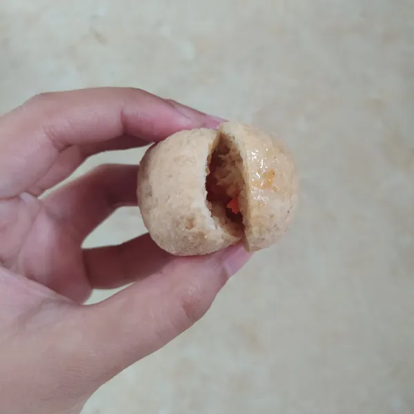 Gunting tahu (jangan sampai putus), kemudian masukkan sambal.