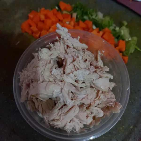 Potong dadu wortel, iris bawang daun, dan suwir-suwir ayam, lalu sisihkan dahulu.