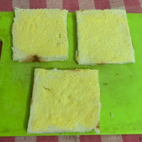 Siapkan 3 lembar, oleskan mentega di setiap sisinya.