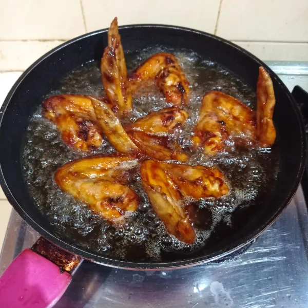 Ayam siap disajikan langsung atau bisa di goreng atau dipanggang di atas teflon