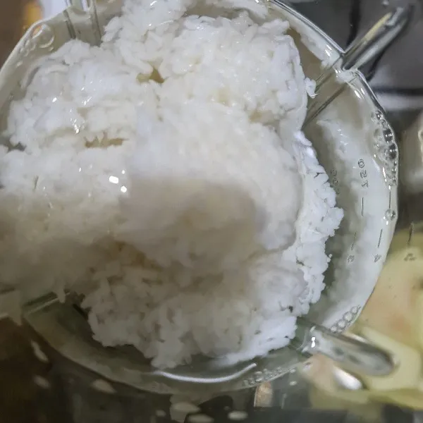 Blender nasi dengan air.