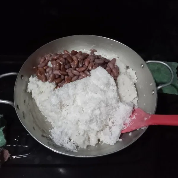 Lalu masukkan kacang tanah, kelapa parut dan garam, aduk rata.