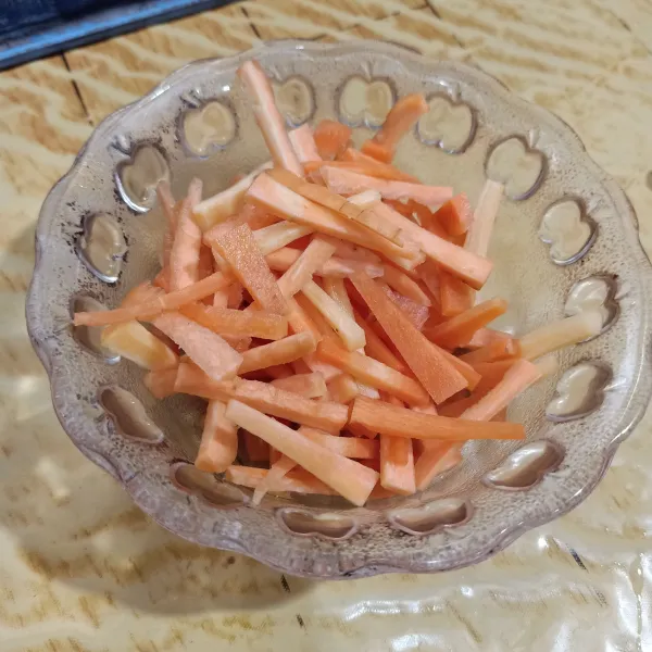 Potong wortel.