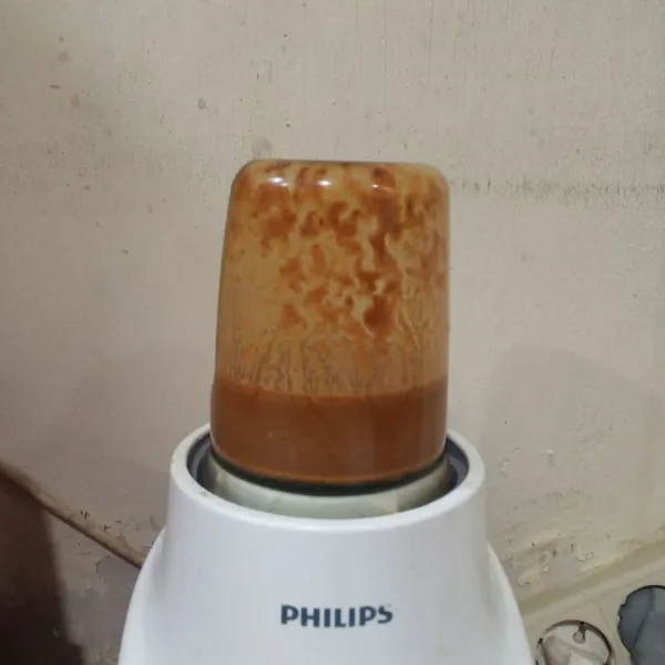 Masukkan semua bumbu bahan siram kedalam blender. Haluskan.