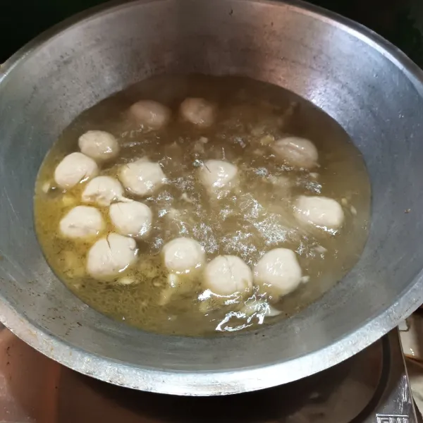 Lalu masukan baso. Biarkan sampai baso matang mengapung. Kemudian tambahkan kaldu jamur, kaldu sapi bubuk, lada bubuk dan garam secukupnya. Aduk rata.