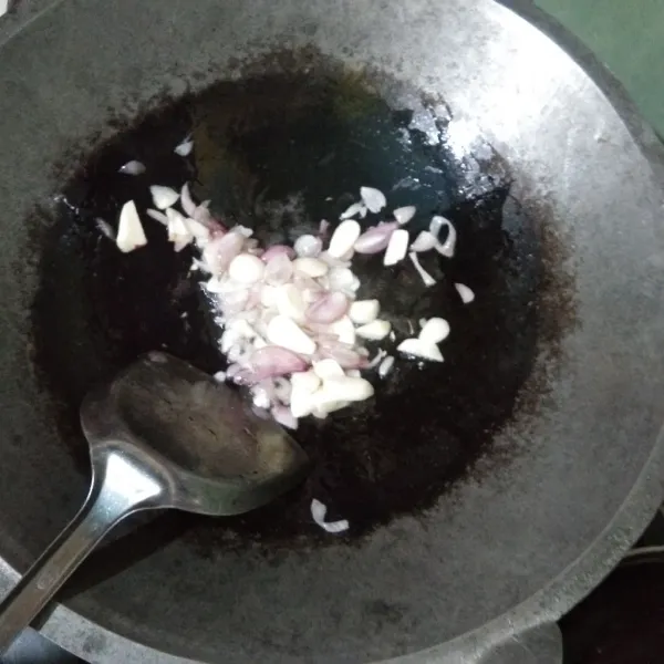Siapkan wajan panas, lalu tuang sedikit minyak. Masukkan bawang merah dan bawang putih, kemudian tumis hingga harum.