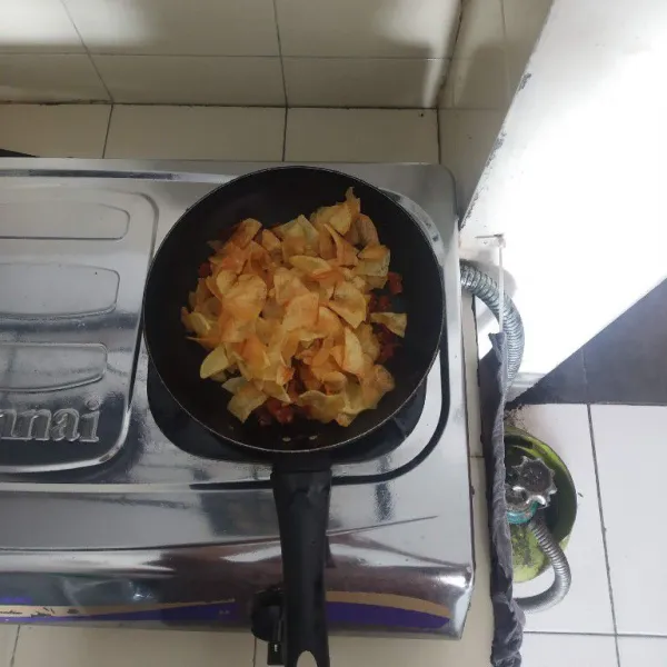 Masukkan kentang yang sudah digoreng sebelumnya, lalu aduk rata.
