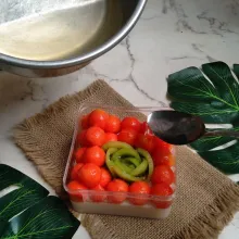 Tambahkan lapisan puding bening sedikit demi sedikit. Kemudian biarkan set dan siap dinikmati saat dingin.