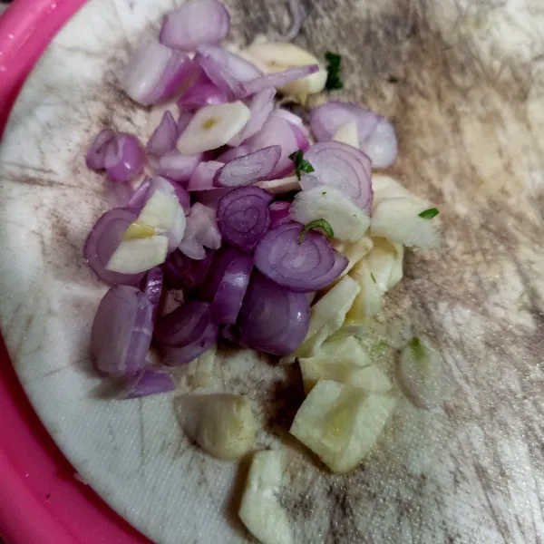 Iris tipis-tipis bawang merah dan bawang putih lalu masukkan ke dalam panci.