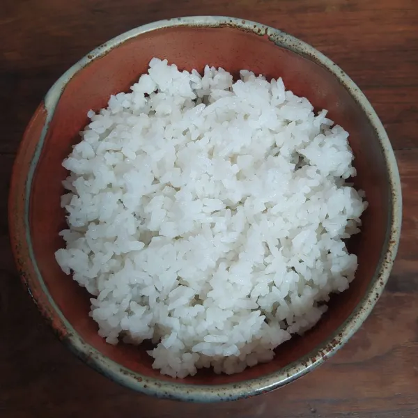 Masukkan nasi ke dalam mangkuk.