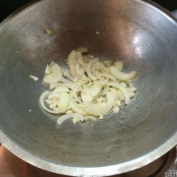 Panaskan minyak goreng, lalu tumis bawang putih dan bawang bombay sampai harum dan agak layu.