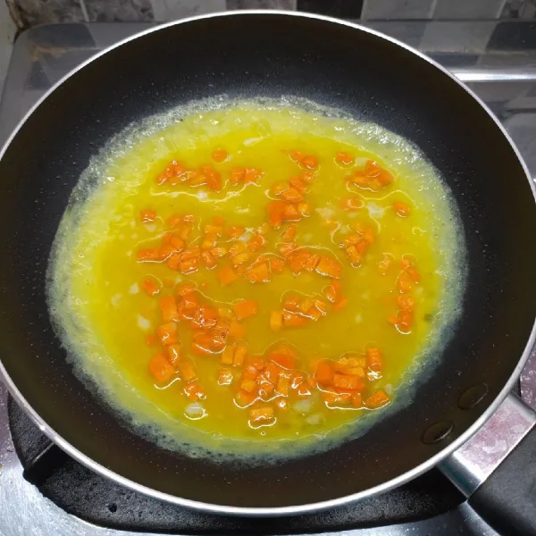 Ambil teflon ukuran 16 cm, lalu olesi dengan sedikit minyak goreng. Tuang ½ bagian adonan telur dan masak sampai bagian bawah berkulit.
