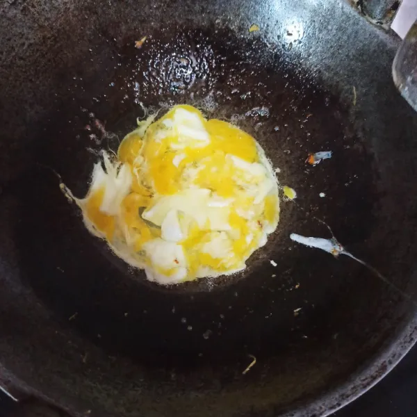 Panaskan minyak, tumis bawang putih hingga harum, lalu masukkan telur. Kemudian orak-arik.