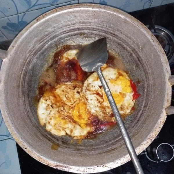 Masukkan telur ceplok lalu aduk hingga airnya menyusut dan siap disajikan.