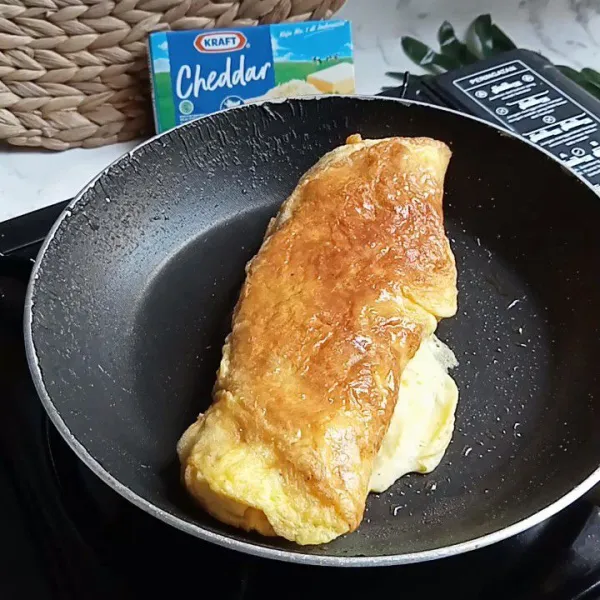 Lipat omelette seperti gambar.
