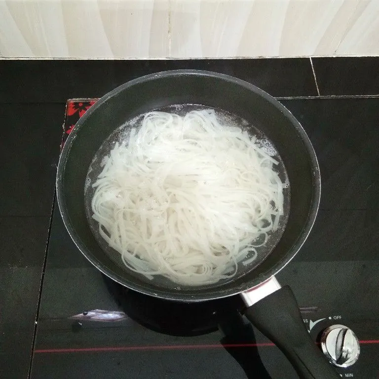 Step 1 Kwetiaw Goreng Kornet