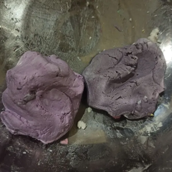 Bagi menjadi 2 bagian, beri pewarna ungu.