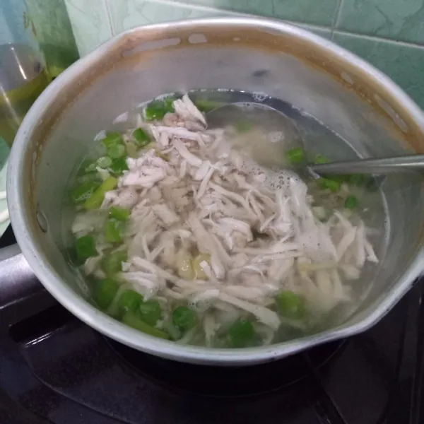 Masukkan ayam, bumbui dengan garam, gula, merica bubuk, dan kaldu bubuk.