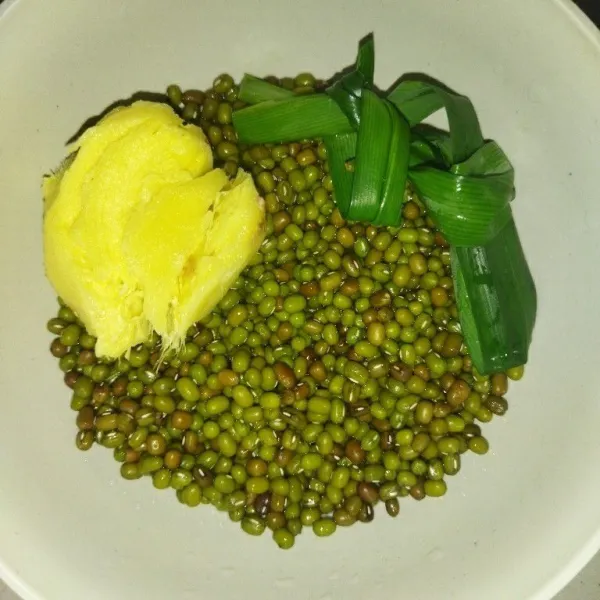 Cuci bersih kacang hijau, siapkan juga daun pandan dan jahe yang sudah digeprek.