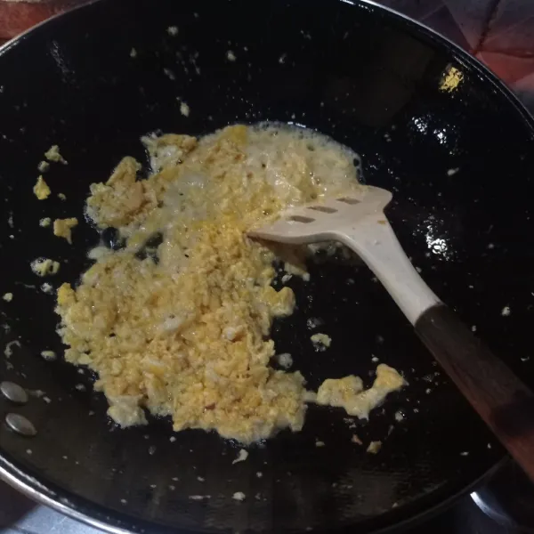Panaskan minyak, buat telur orak-arik sampai matang dan kering, sisihkan.