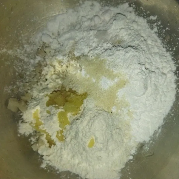 Tambahkan tepung terigu, tepung sagu, bawang putih halus, garam, lada bubuk, dan kaldu bubuk, lalu aduk rata.