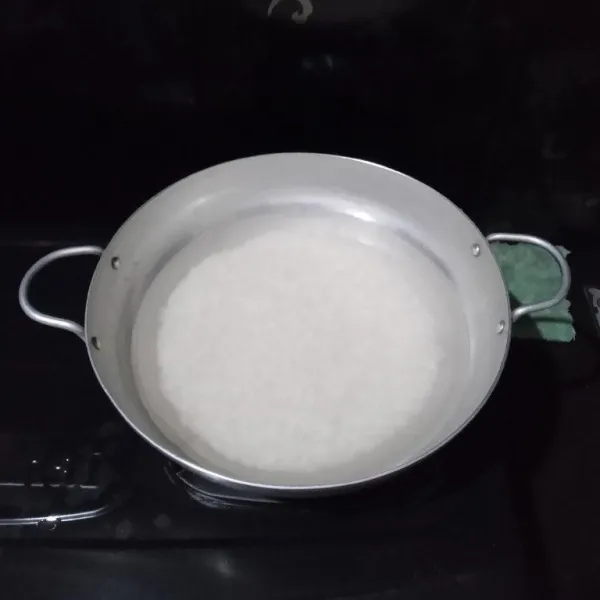 Cuci beras lalu masak dengan air hingga menjadi nasi aron atau setengah matang.