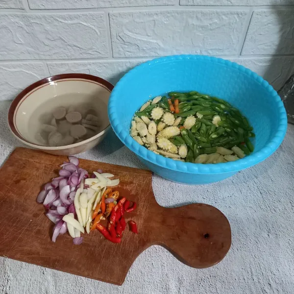 Siapkan bumbu iris, lalu potong/iris sayuran dan bakso.
