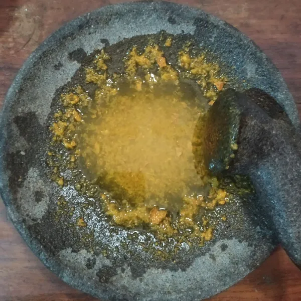 Haluskan bawang putih, kunyit, garam, dan kaldu ayam bubuk, kemudian tuang air.