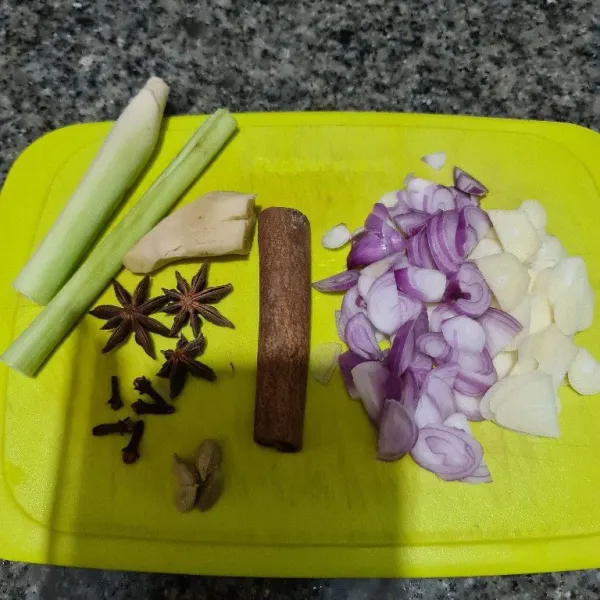 Siapkan bahan, iris bawang merah dan bawang putih. Geprek jahe dan serai.