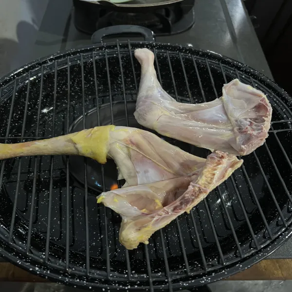 Setelah direndam air jeruk, bilas ayam dan panggang ayam di pemanggang. Lalu sisihkan.