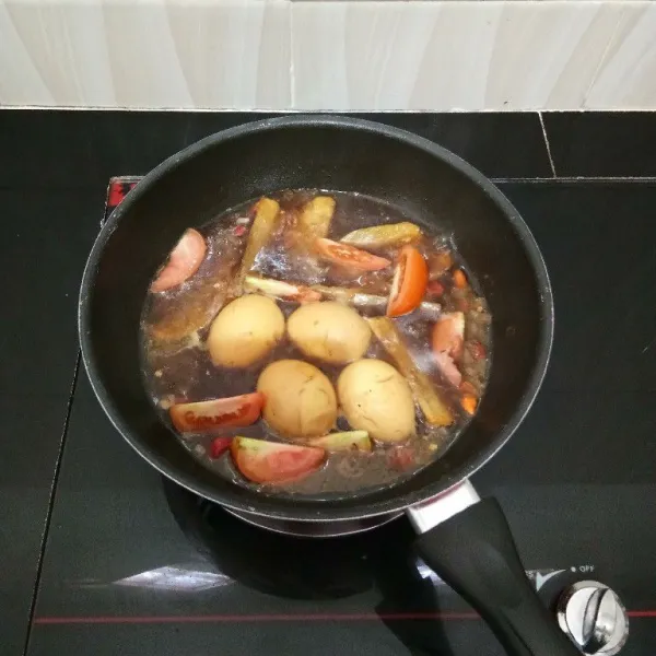 Setelah itu masukkan kentang dan tomat. Masak hingga bumbu meresap, lalu angkat.