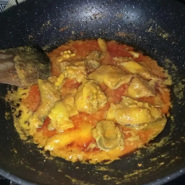 Masak hingga ayam matang, koreksi rasanya dan jika sudah pas siap untuk disajikan.