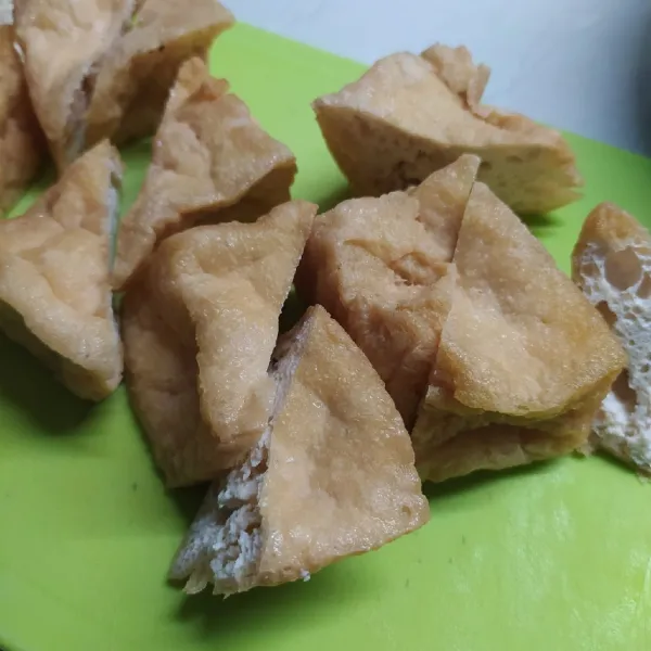 Potong tahu membentuk segitiga.