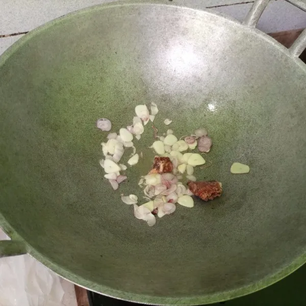 Panaskan minyak, kemudian tumis bumbu hingga harum.