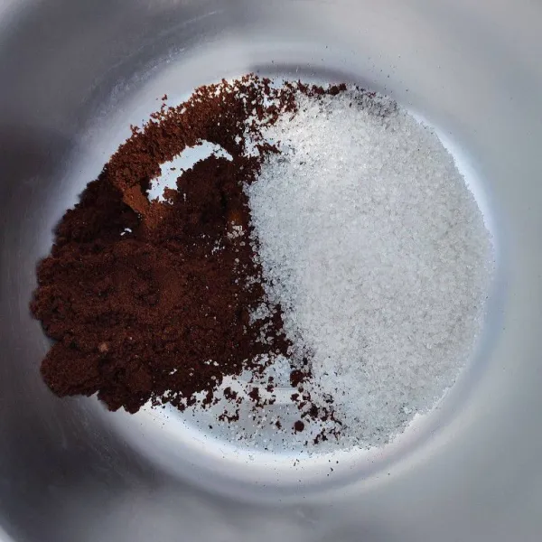 Masukkan gula pasir dan kopi bubuk ke dalam panci.