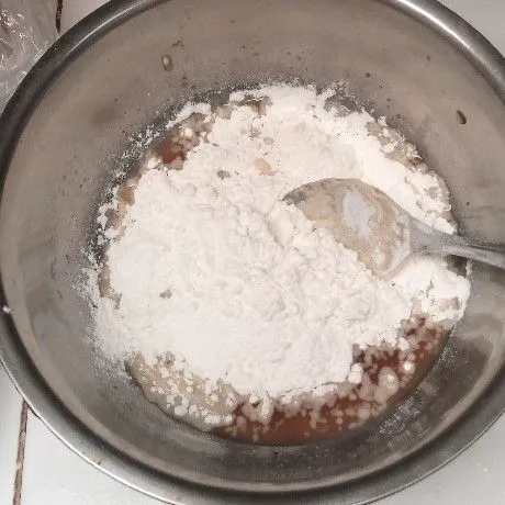 Tambahkan tepung terigu, tepung maizena, dan vanili bubuk.