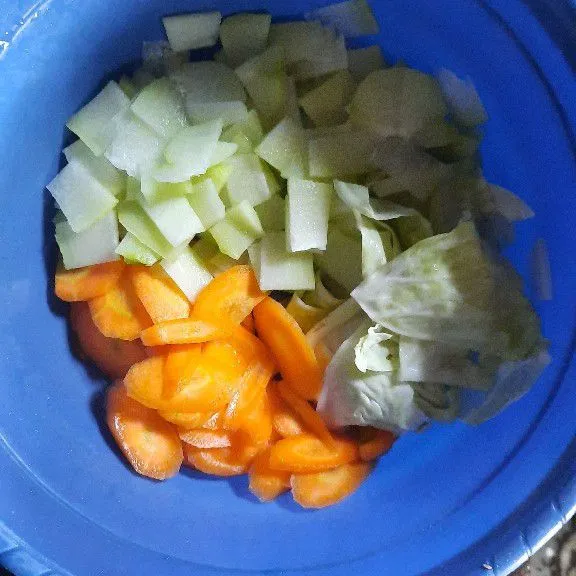 Cuci bersih kol, wortel dan labu siam. Kemudian potong sesuai selera.