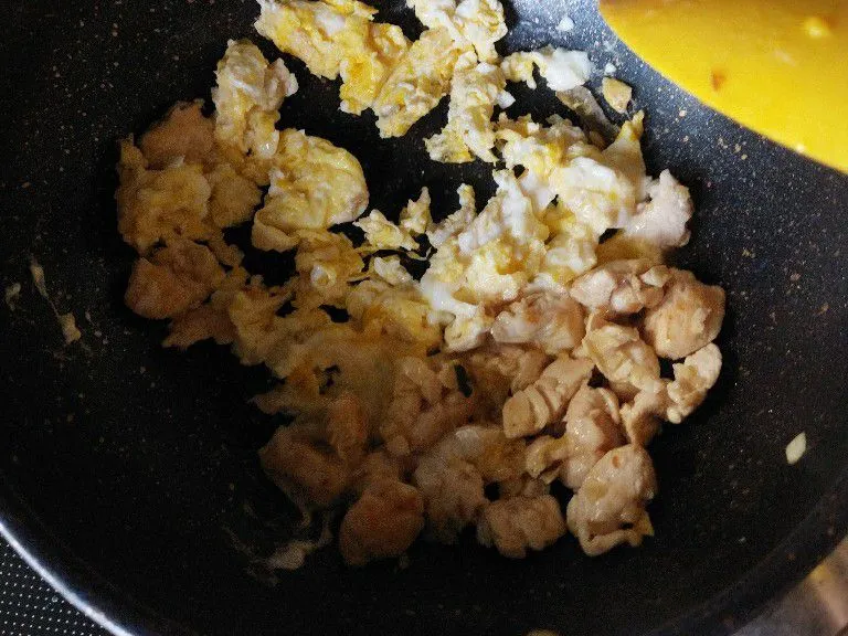 Sisihkan ayam dan masak telur menjadi orak-arik.