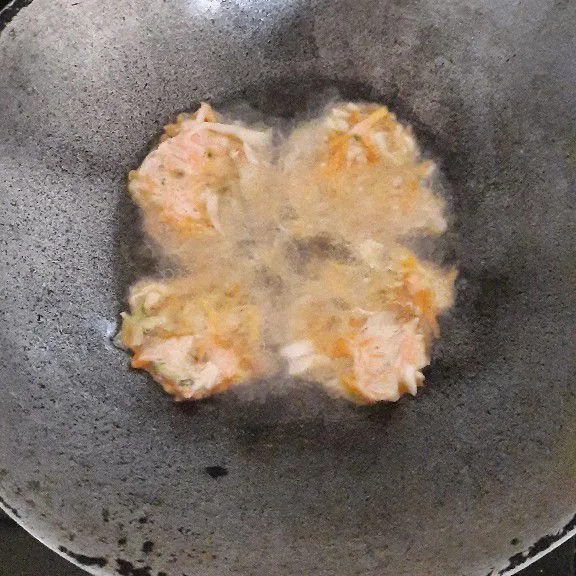 Goreng di minyak panas, sampai kecokelatan.