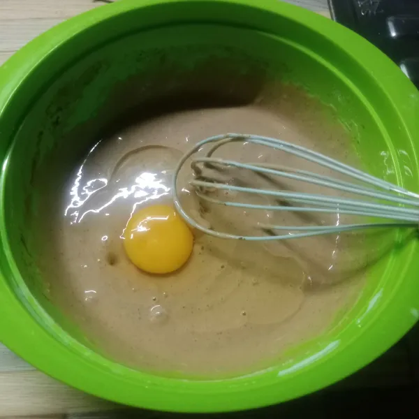 Masukkan susu cair dan aduk rata sampai tidak bergerindil. Kemudian masukkan telur dan aduk rata. Diamkan adonan selama 15 menit sampai keluar bintik-bintik.