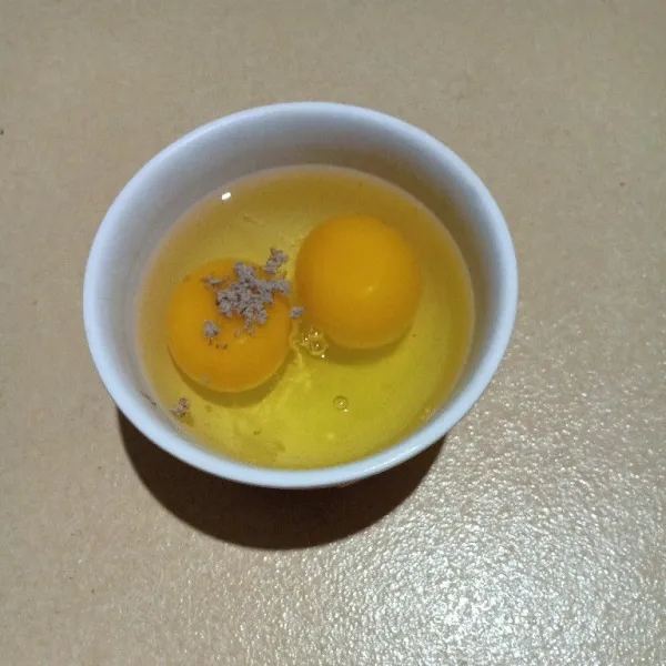 Pecahkan telur bumbui dengan sedikit garam dan lada bubuk, kocok lepas.