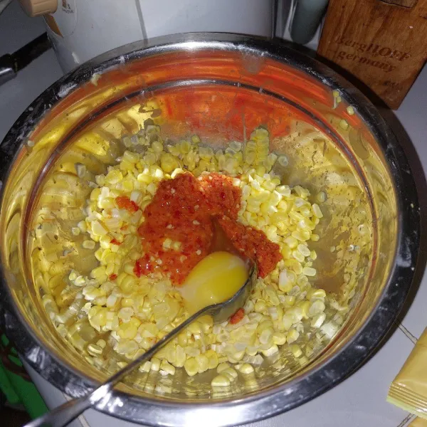 Tambahkan telur.